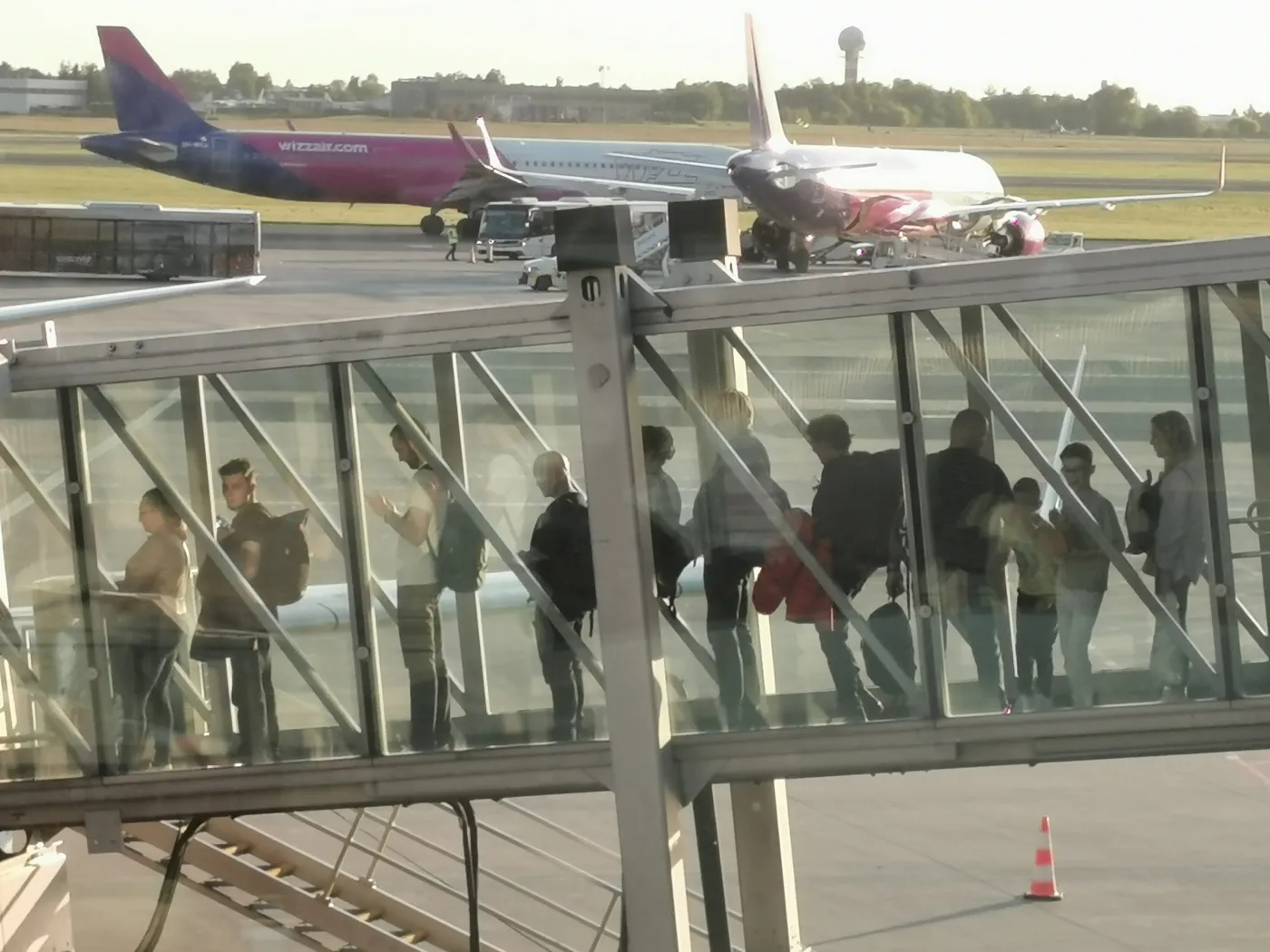 Ewakuacja pasażerów z Lotniska Chopina na Okęciu w Warszawie. Zamknięte dojazdy