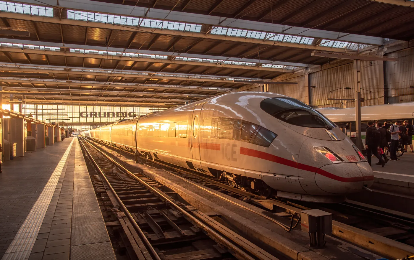 Atak w pociągu do Wiednia. Mężczyzna rzucił się z siekierą. Są ranni