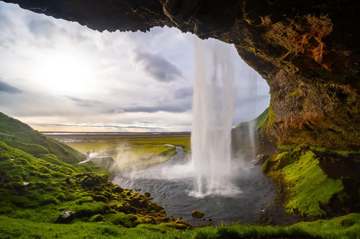 wodospad-seljalandsfoss-islandia-najpiekniejsze-wodospady-europy-38529276.jpg