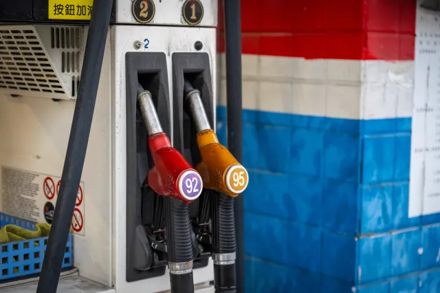 Przerażające sceny na stacji benzynowej. Pijana, uzbrojona policjantka w kolejce