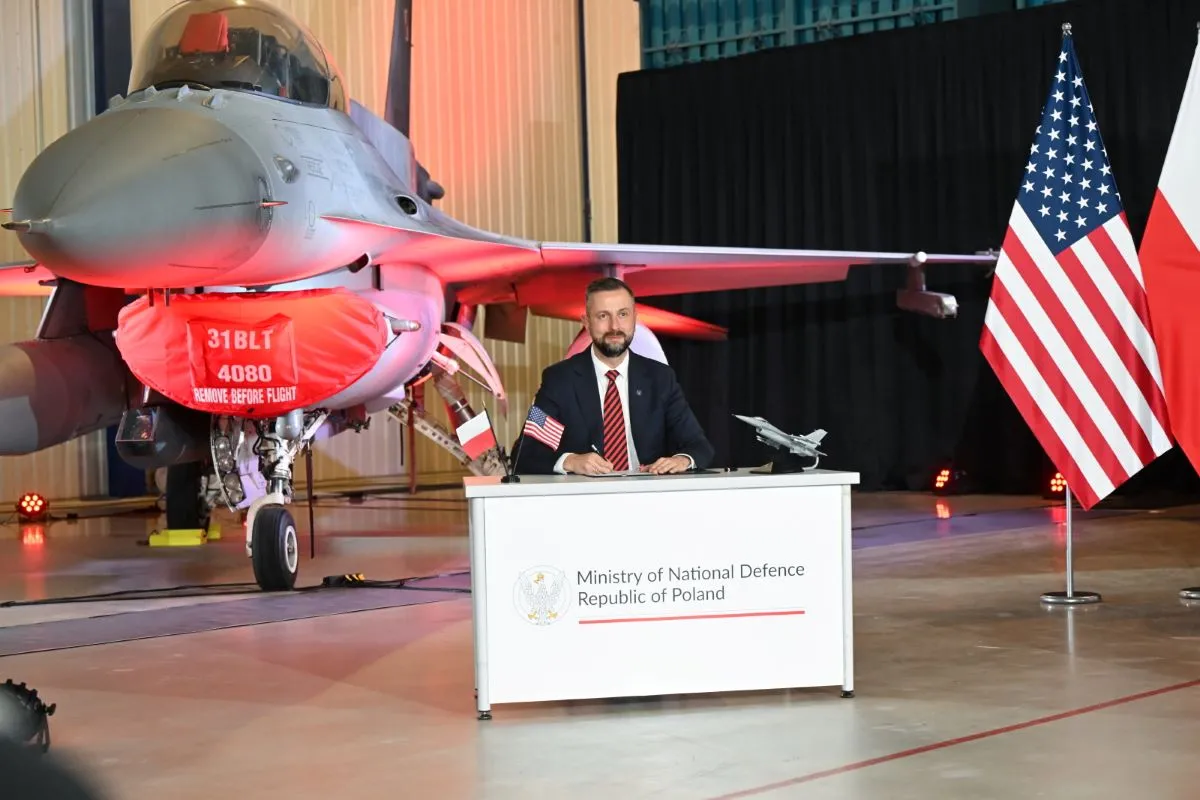 Polska modernizuje F-16. Szef MON podpisał miliardowy kontrakt