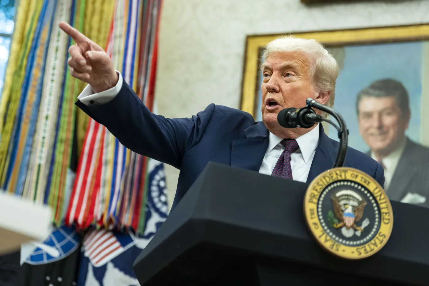 Trump uderza cłami w 70 państw. Rekordowe taryfy wchodzą w życie