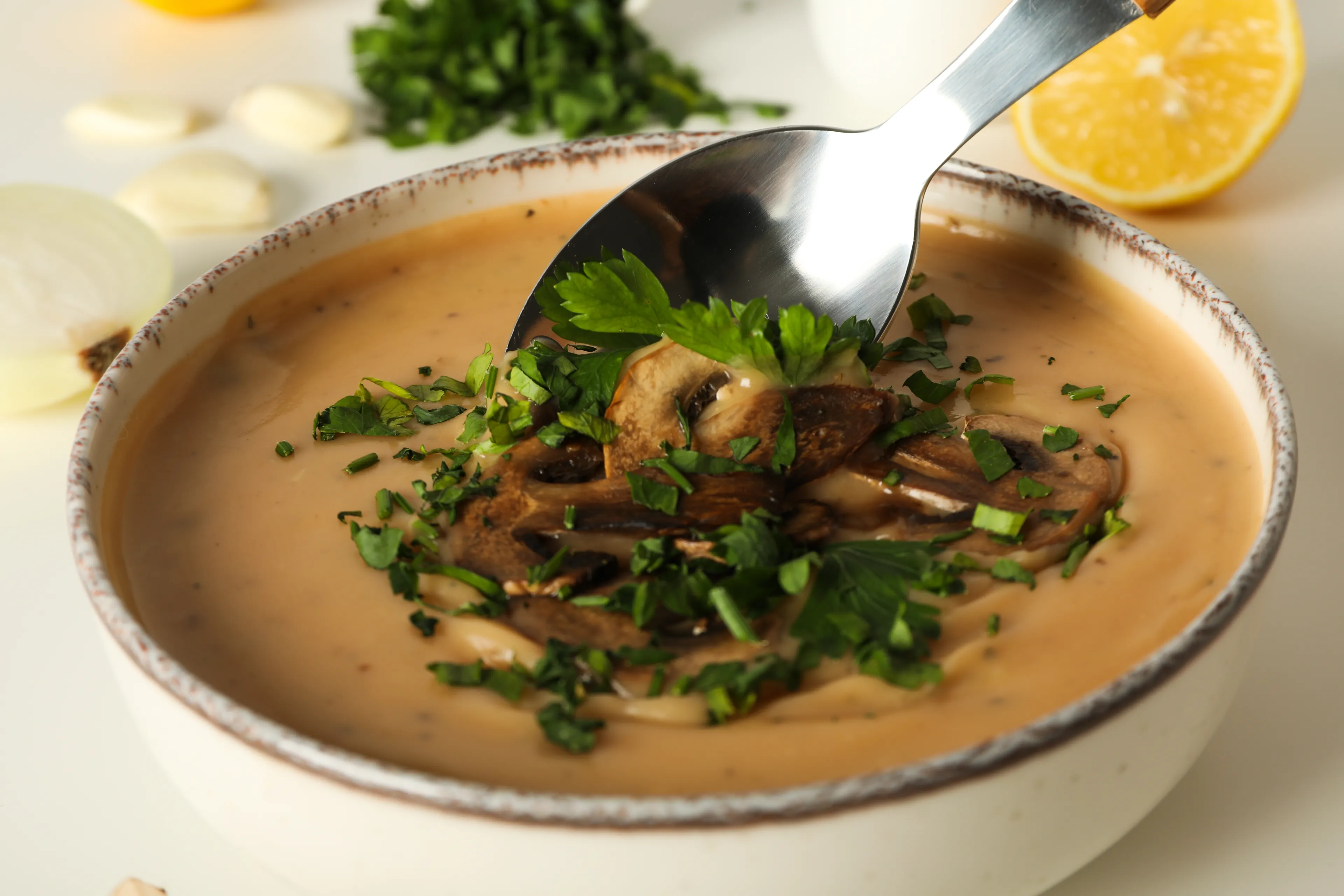 Leśna zupa grzybowa bez mięsa. Wlewasz zimną wodę do świeżych grzybów leśnych? Przez ten błąd zupa straci cały swój głęboki aromat