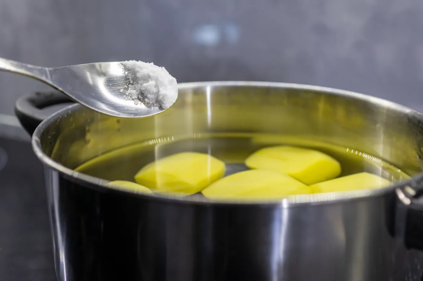 Nie wylewaj wody po ugotowanych ziemniakach. Ma zaskakujące zastosowanie, o którym mało kto wie