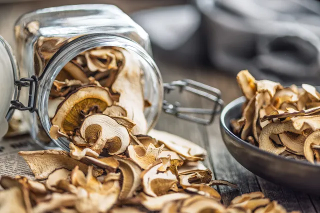 Sprytny sposób na suszone grzyby. Wrzuć saszetkę a nie spleśnieją