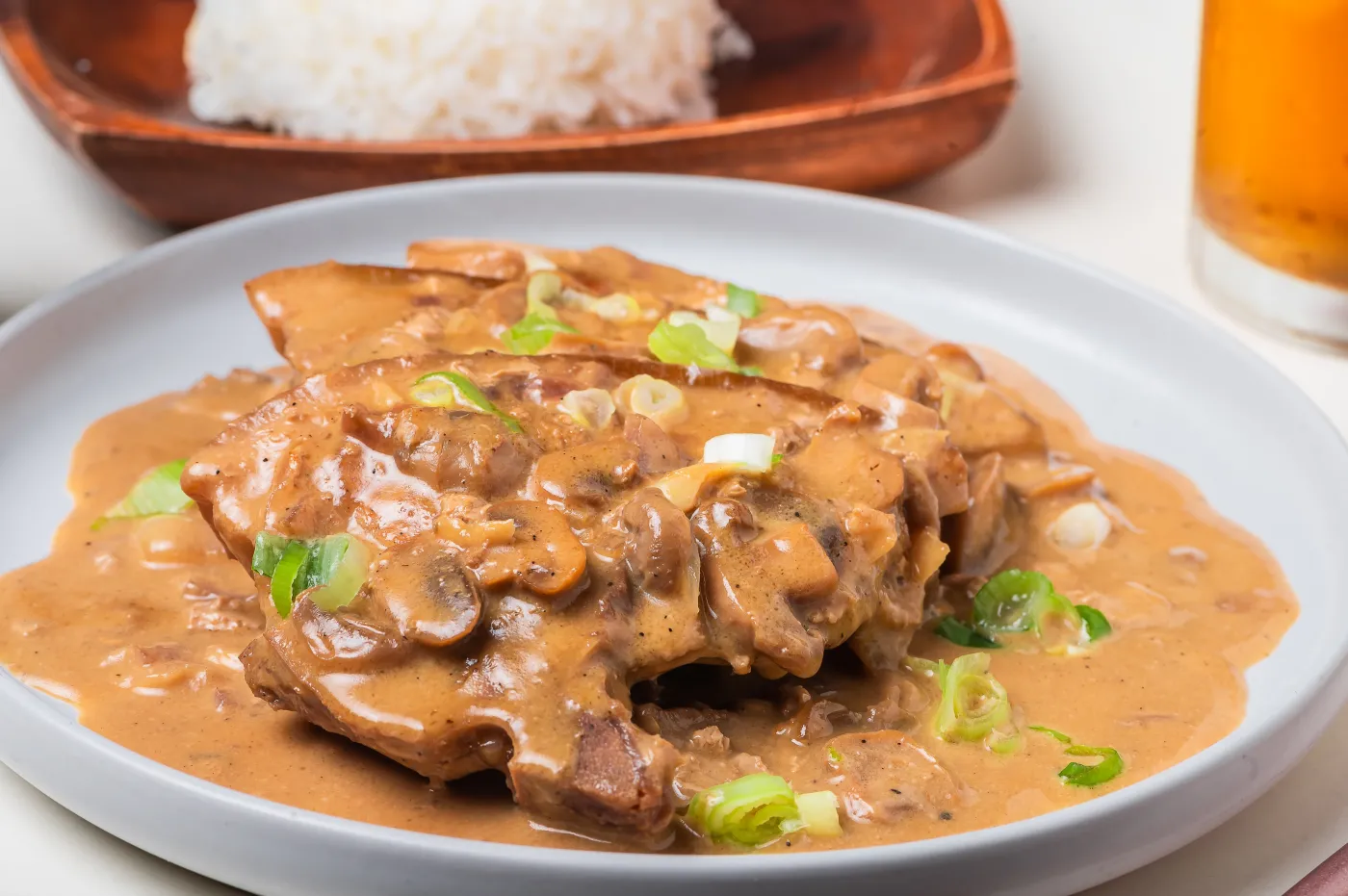 Pyszny obiad na czwartek. Podajemy przepis, Ty gotujesz. Kruchy schab z grzybami