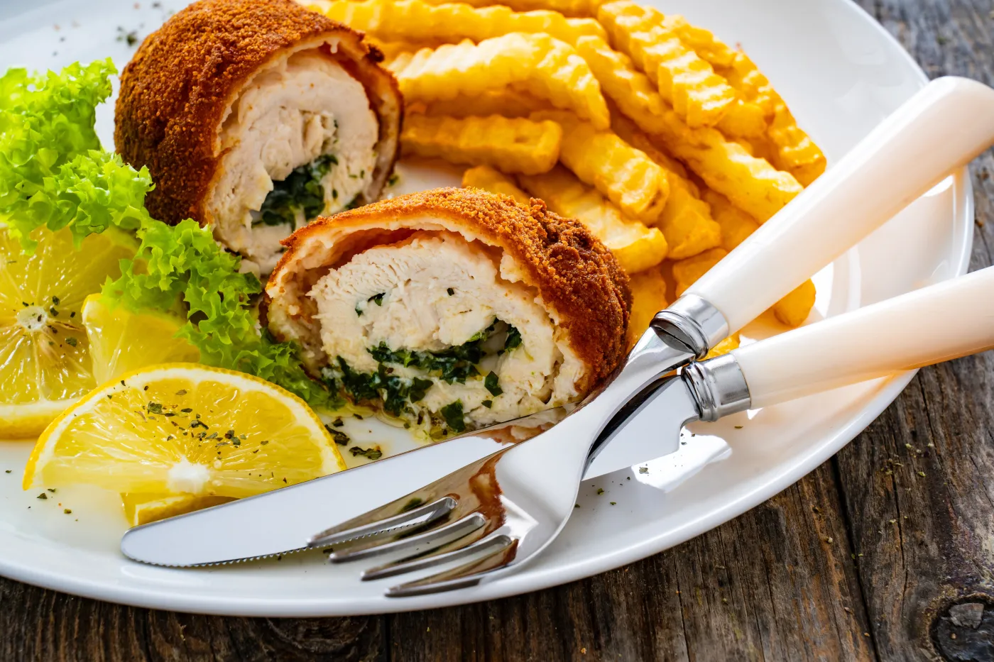 Pyszny obiad na wtorek. Podajemy przepis, Ty gotujesz.  Kotlet de volaille