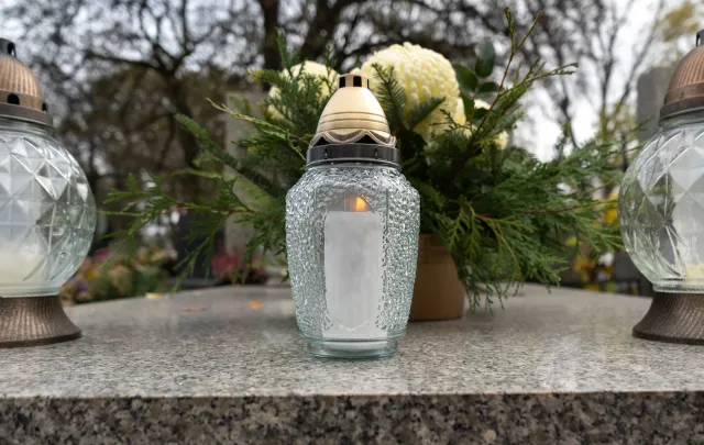 Tych zniczy nie stawiaj na grobie. Ten błąd popełnia wielu Polaków