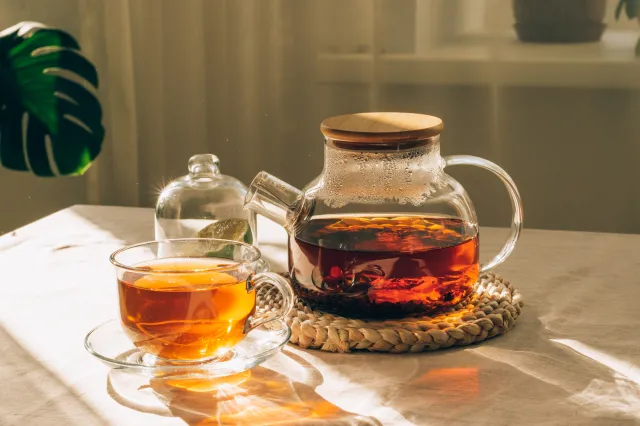 To się dzieje z Twoim zdrowiem, gdy rano pijesz czarną herbatę. Kiedy pić czarną herbatę?