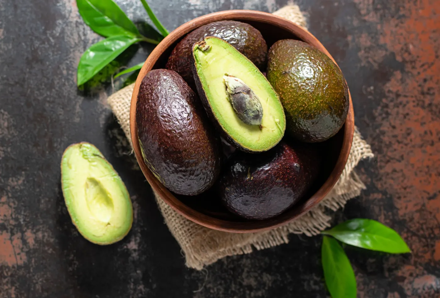 Czym się różni awokado Hass od klasycznego? Nie chodzi tylko o kolor. Różnice są znacznie większe