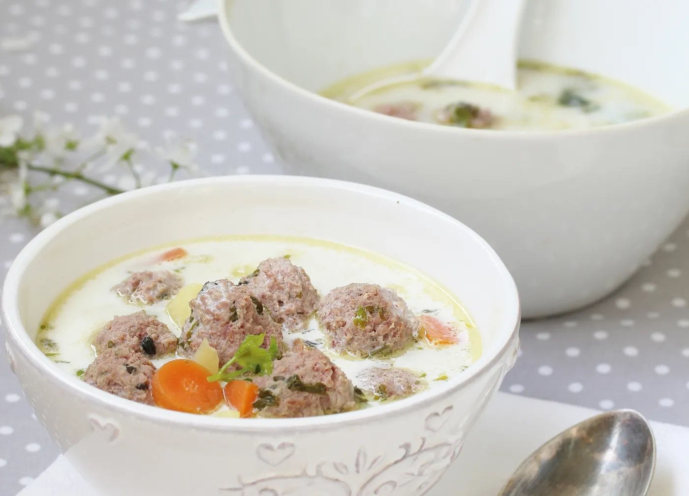 Pyszny obiad na czwartek. Podajemy przepis, Ty gotujesz. Kremowa zupa papieska z pulpetami