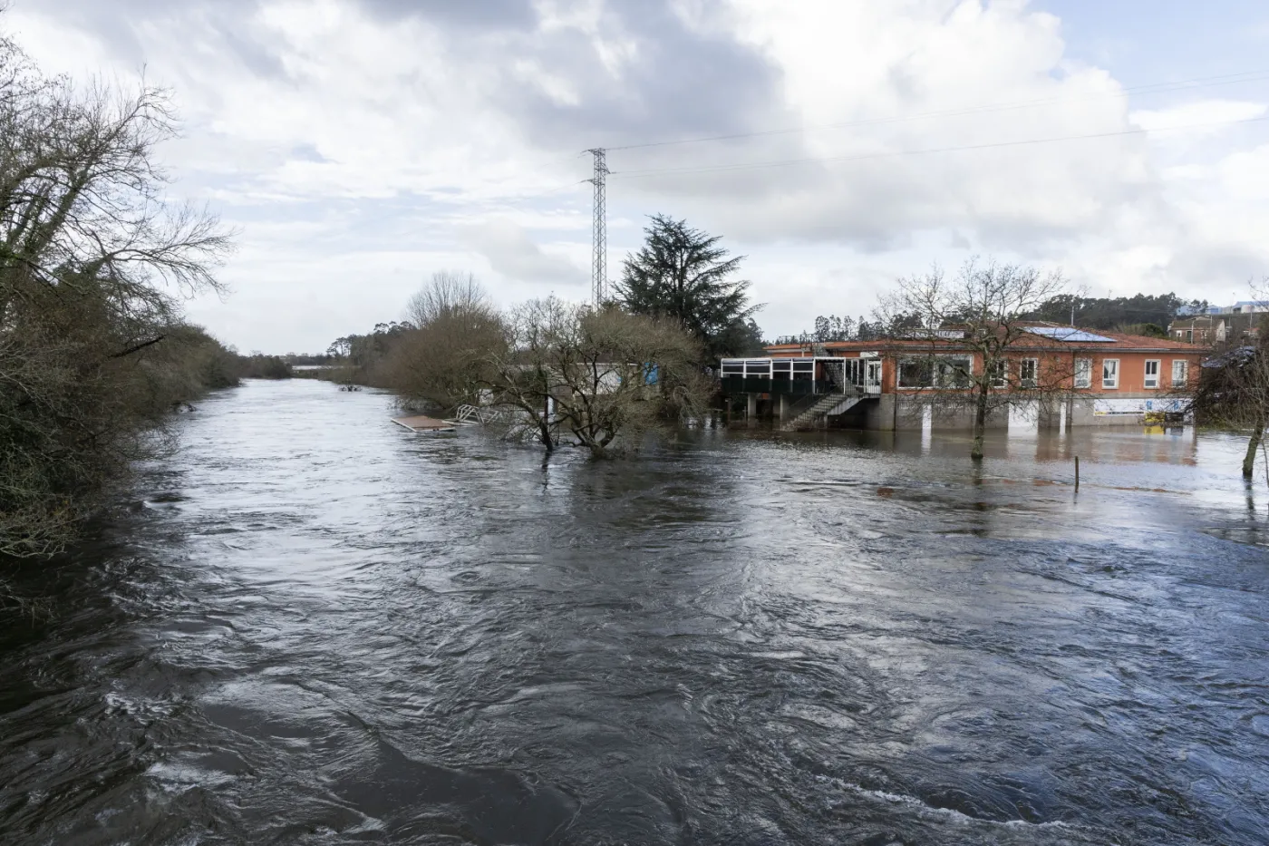 Pogodowy armagedon u bram Europy. Potężna burza znad Afryki uderzyła w popularne kurorty