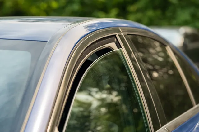 Zostawił w aucie uchyloną szybę. Dostał mandat w wysokości 180 zł