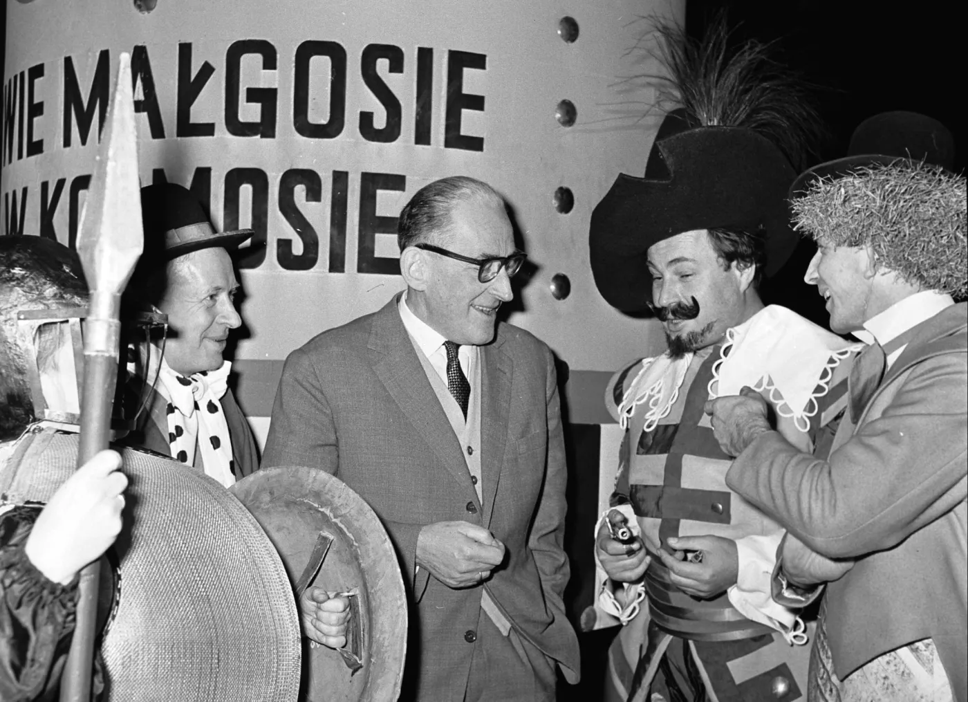 Tak naprawdę nazywał się Jan Brzechwa. Nazwisko zmienił po wojnie