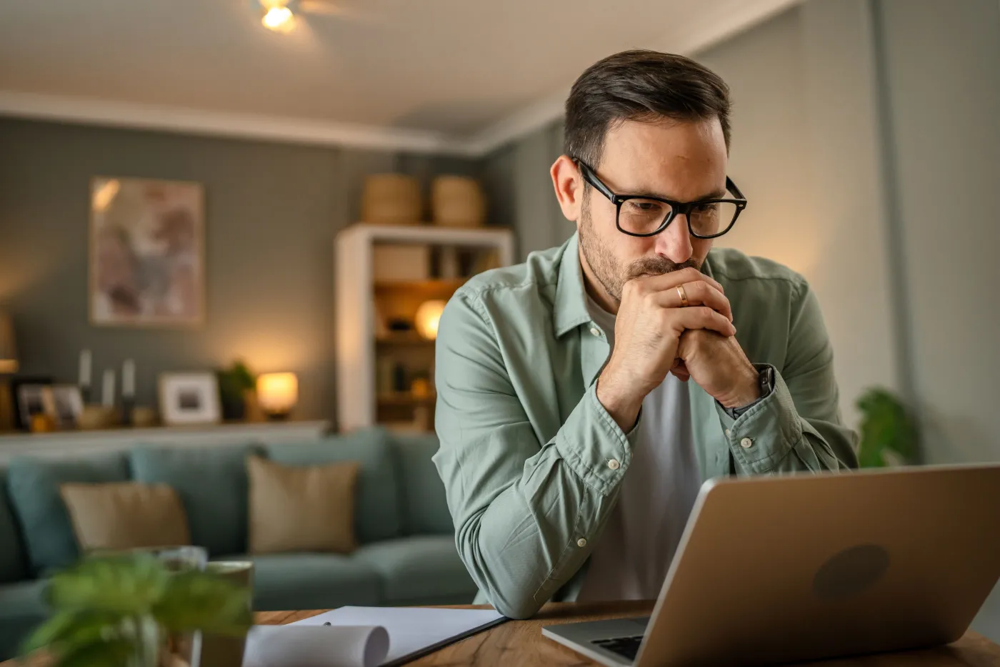 Mężczyzna zastanawia się nad odpowiedzią w quizie na Dziennik.pl