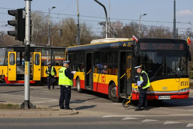 Zderzenie tramwaju z autobusem w Warszawie. Są ranni