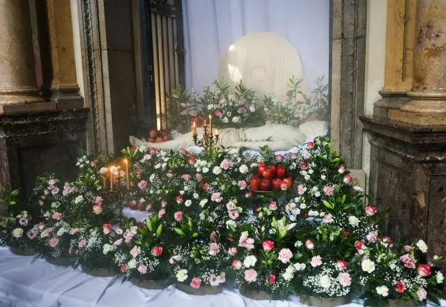 Symbolika Wielkiej Soboty. Nie ma mszy św., wierni święcą pokarmy i odwiedzają Groby Pańskie