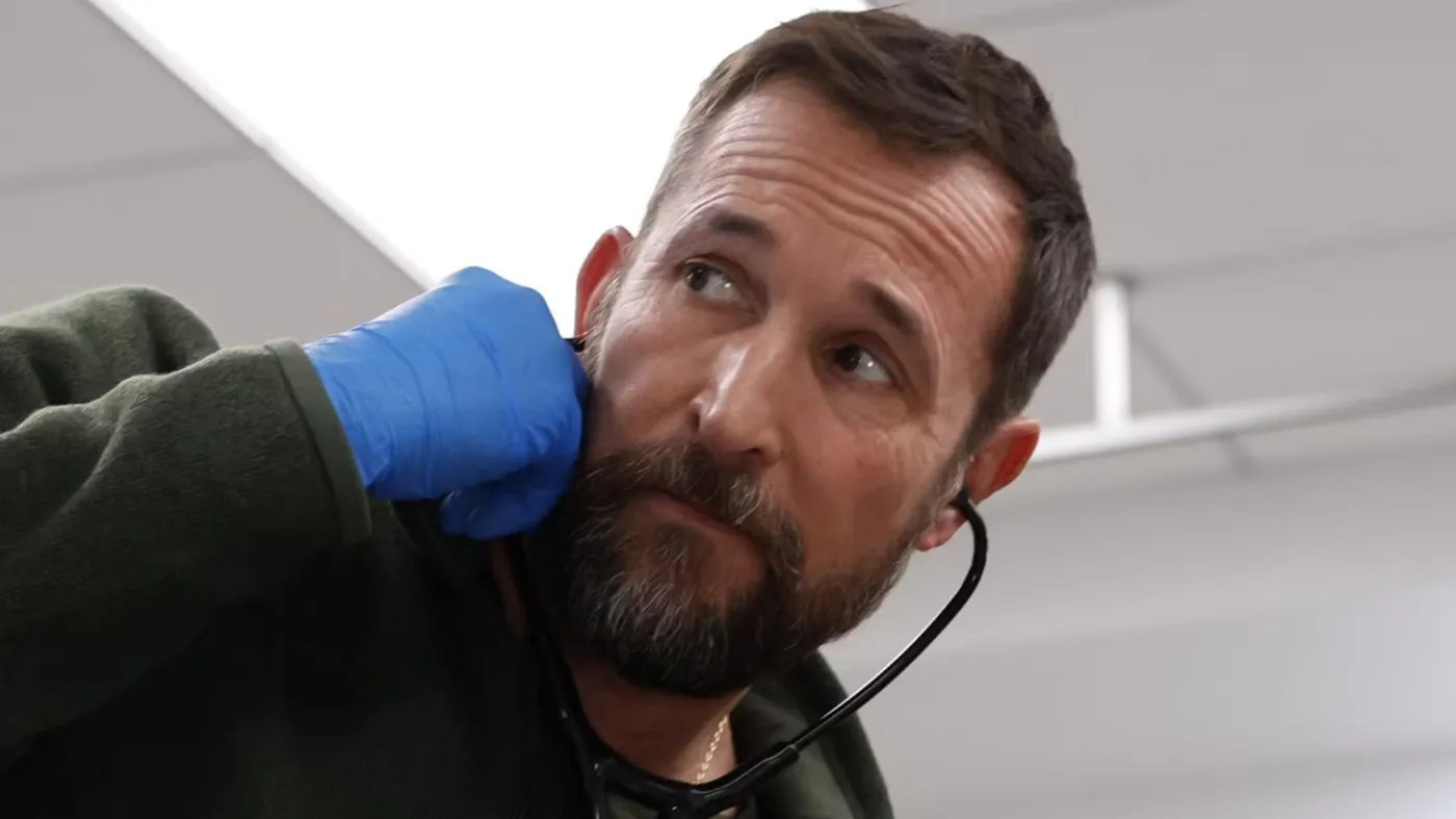 Noah Wyle w czternastym odcinku drugiego sezonu serialu "The Pitt"