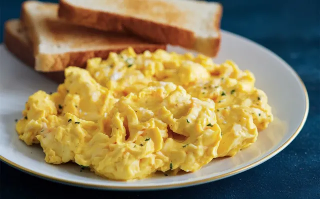 Jedna łyżeczka na jedno jajko. Jajecznica nigdy nie była taka kremowa i pyszna