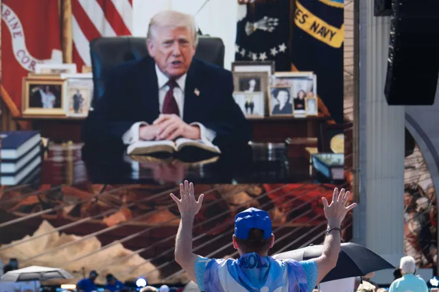 Ameryka zawierzona Bogu. Trump czytał Biblię wirtualnie, bo był na polu golfowym