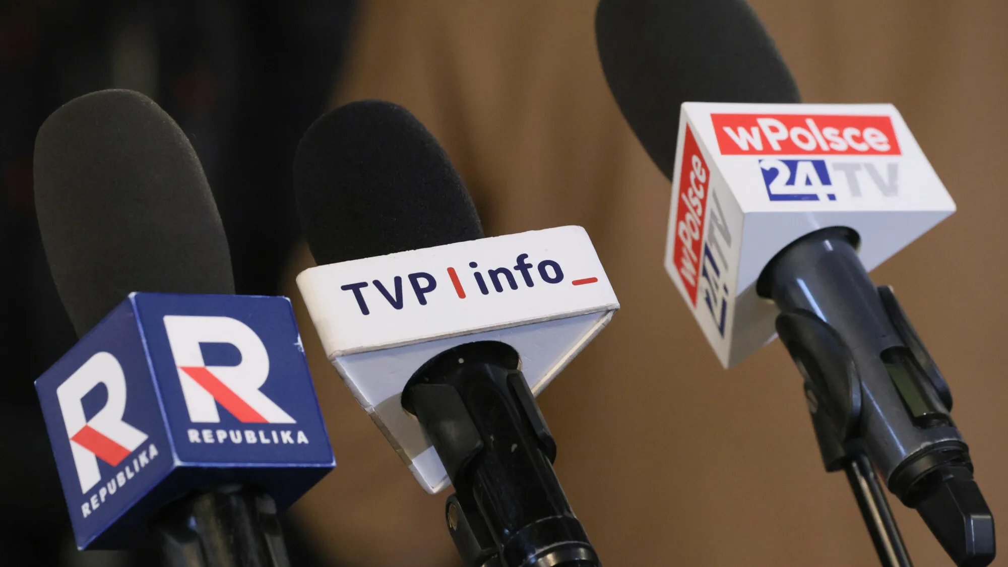 Wpadka w TVP Info. Prowadzący zrugał pracownika newsroomu [WIDEO]