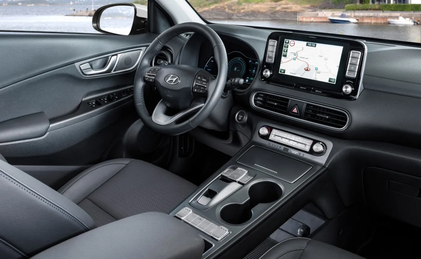 Hyundai Kona Electric jest dostępny z dwoma wersjami układu napędowego. A dzięki niedawno wprowadzonym zmianom oferuje m.in. szybsze ładowanie trójfazowe, nowe funkcje łączności, w tym Hyundai Bluelink oraz nowy opcjonalny system nawigacji z 10,25-calowym ekranem