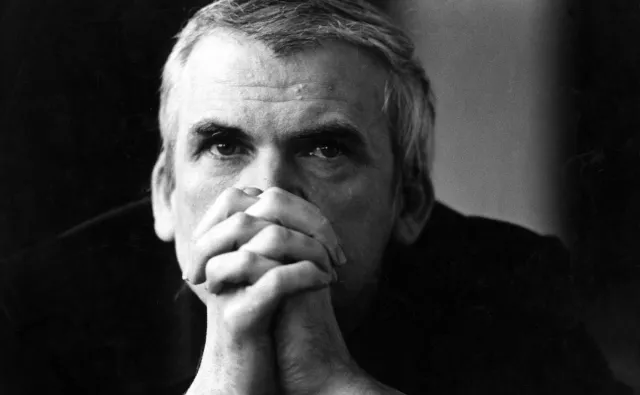 Czego Milanowi Kunderze nie mogą wybaczyć rodacy? Młodość jest podejrzana