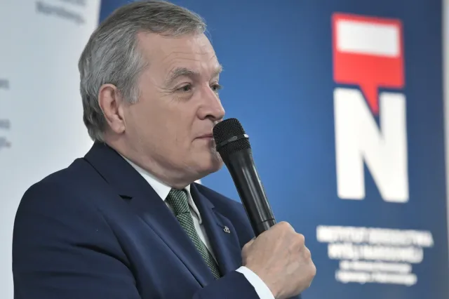 Gliński: Trumny Dmowskiego i Piłsudskiego są po jednej stronie. Po drugiej jest trumna Róży Luksemburg