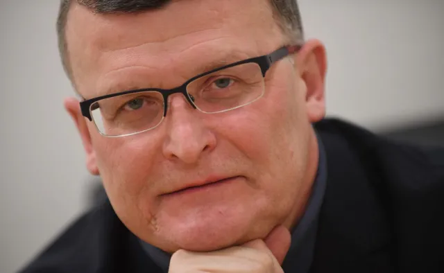 Dr Grzesiowski stracił pracę. "Mamy jedną godność..."