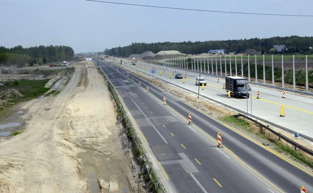 autostrada-a1-odcinek-miedzy-piotrkowem-trybunalskim-a-kamienskiem-37213944.jpg