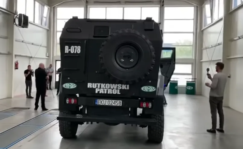 krzysztof-rutkowski-i-tur-vi-czyli-opancerzony-samochod-z-amzkutno-37210103.png
