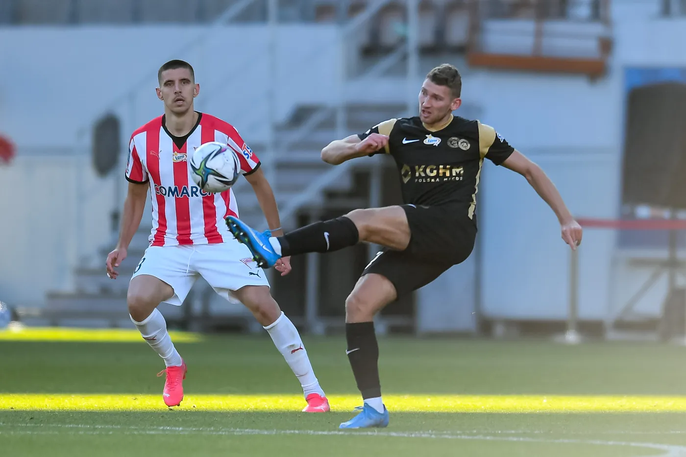 Piłkarz KGHM Zagłębie Lubin Patryk Szysz (P) podczas meczu z Cracovią