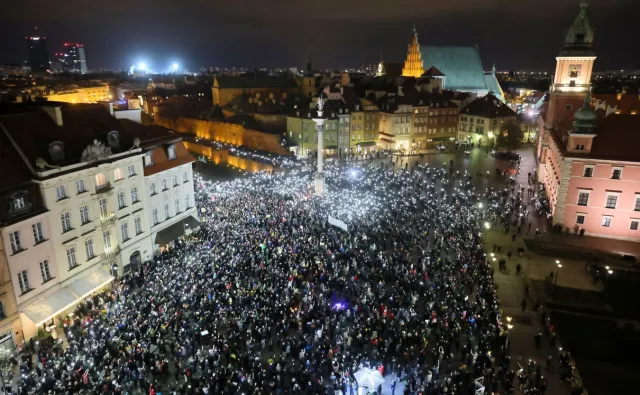 "Macie krew na rękach", "Jej serce jeszcze biło". Protesty po śmierci 30-letniej Izy z Pszczyny