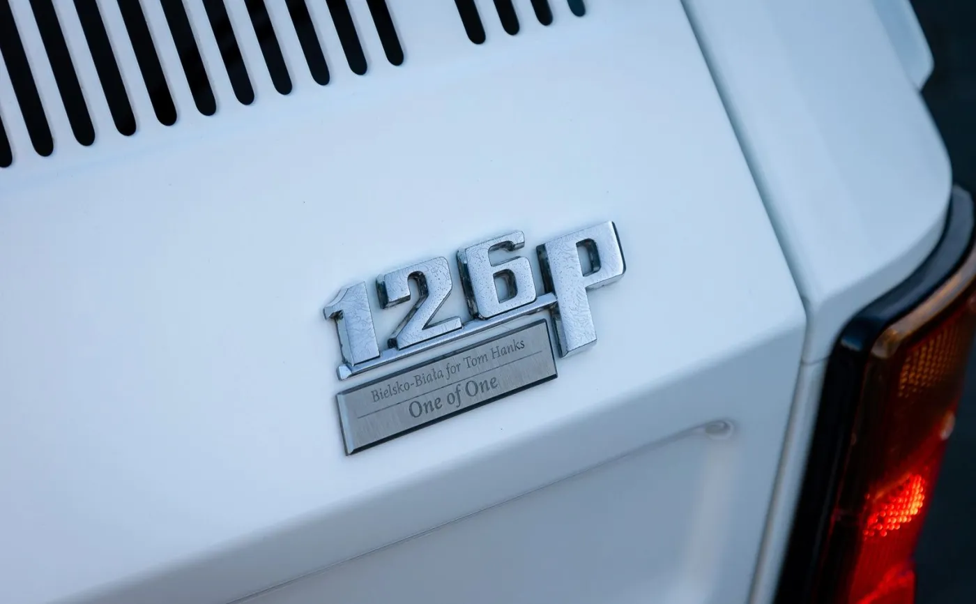 fiat-126p-ktorego-dostal-tom-hanks-sprzedany-za-niemal-360-tys-zl-37397518.jpg