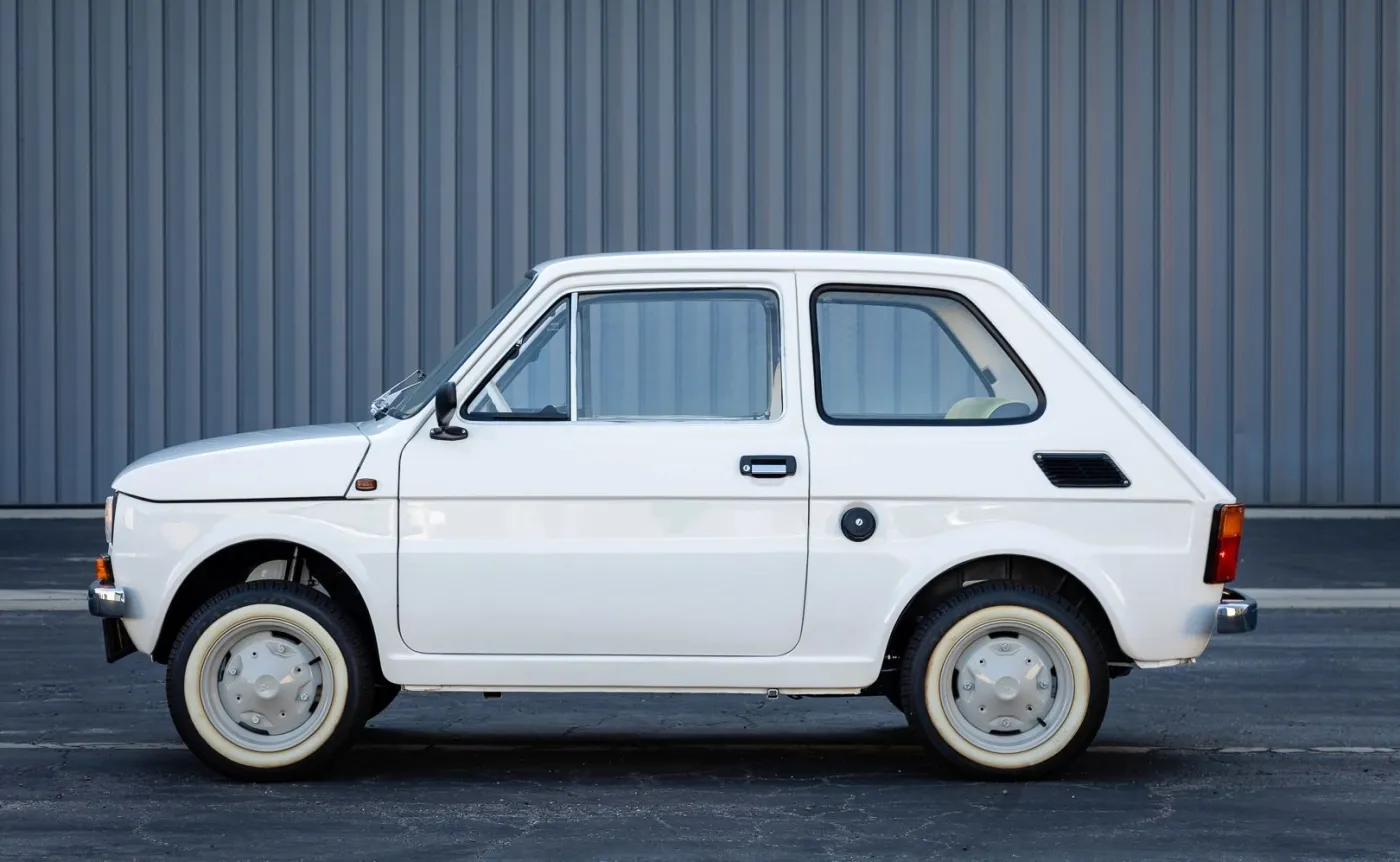 fiat-126p-ktorego-dostal-tom-hanks-sprzedany-za-niemal-360-tys-zl-37397523.jpg