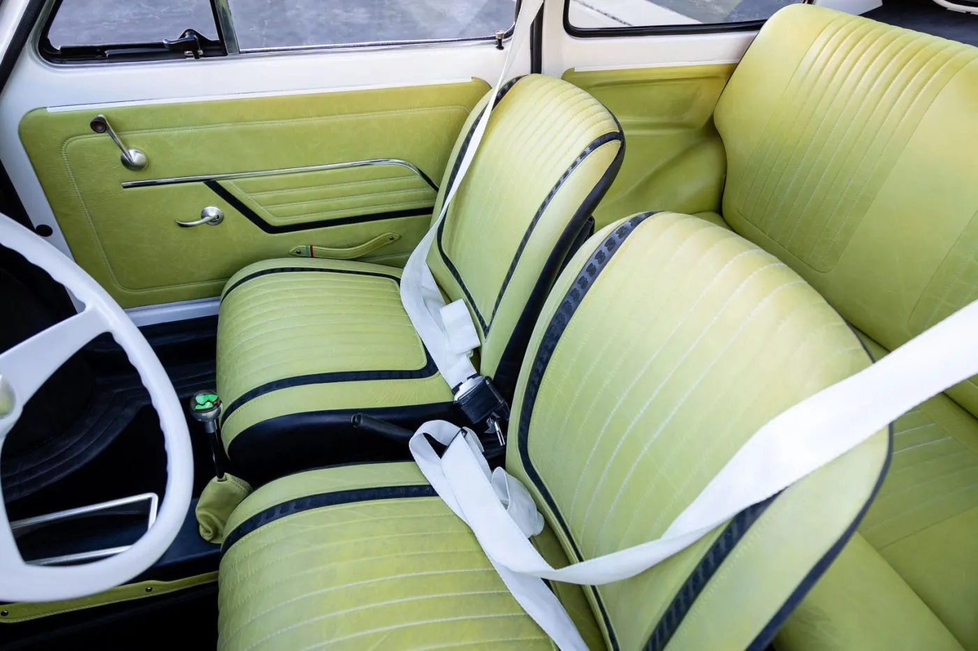 fiat-126p-ktorego-dostal-tom-hanks-sprzedany-za-niemal-360-tys-zl-37397538.jpg