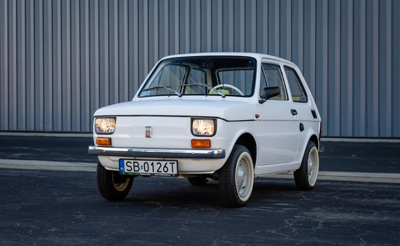 fiat-126p-ktorego-dostal-tom-hanks-sprzedany-za-niemal-360-tys-zl-37397543.jpg