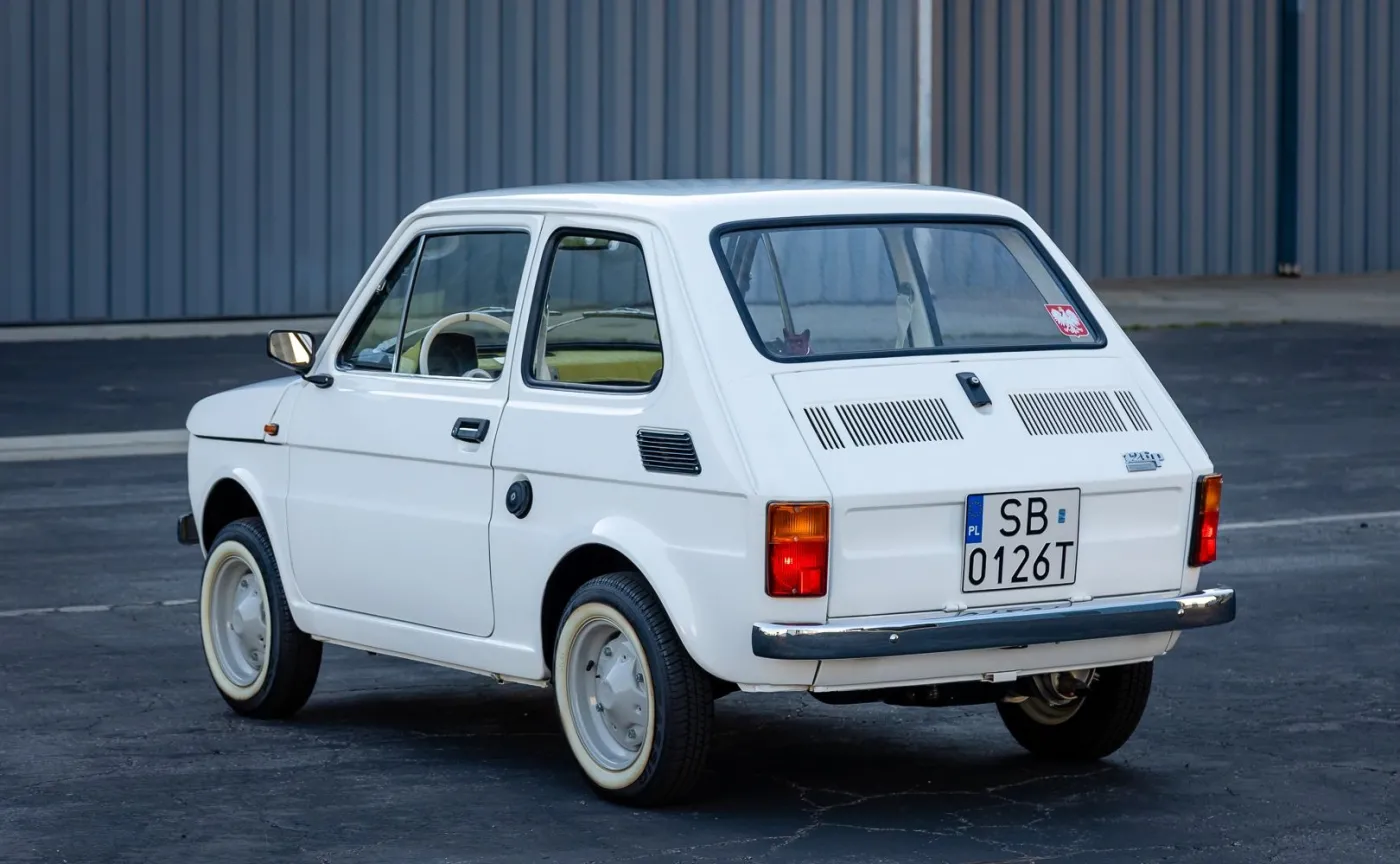 fiat-126p-ktorego-dostal-tom-hanks-sprzedany-za-niemal-360-tys-zl-37397558.jpg