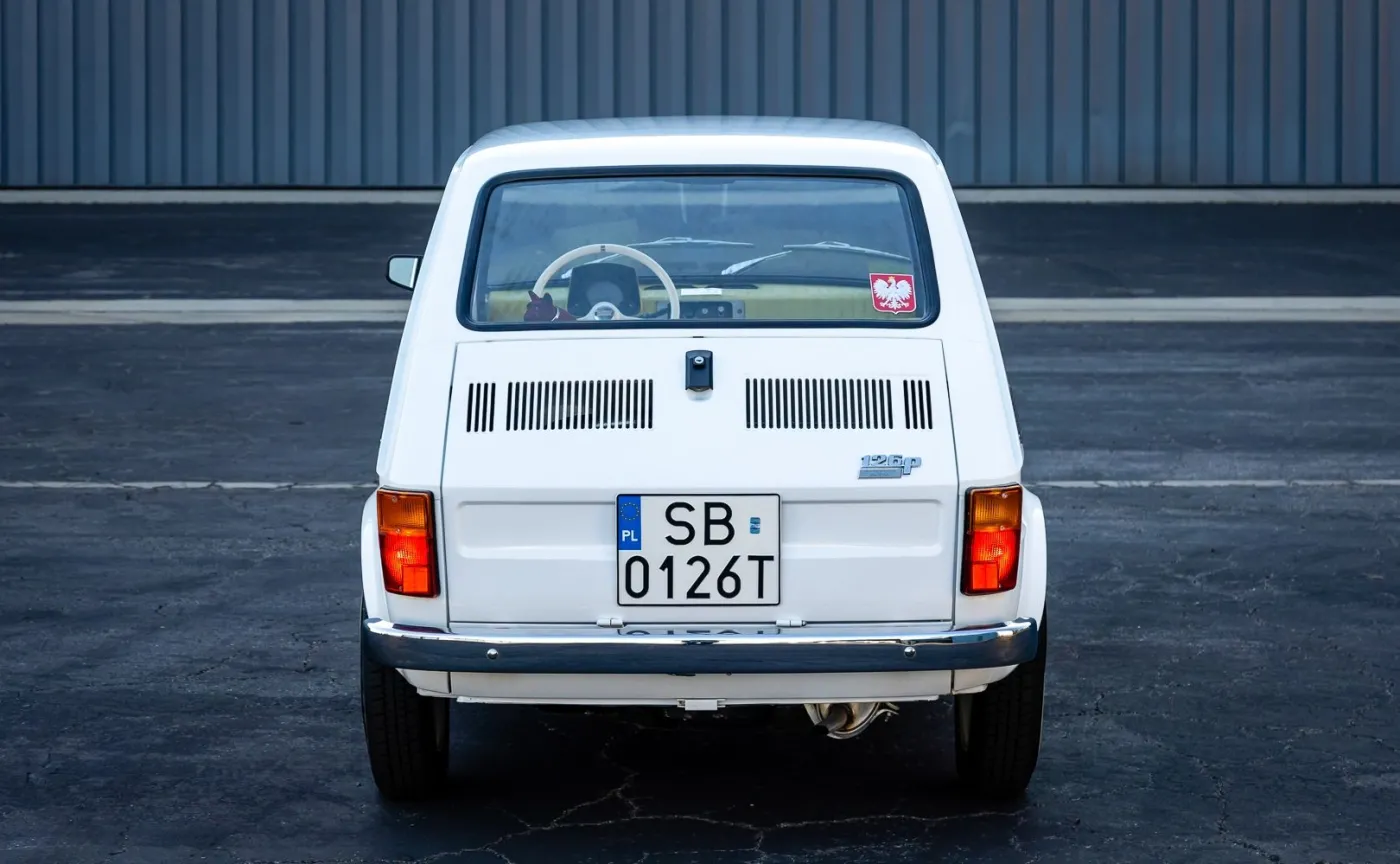 fiat-126p-ktorego-dostal-tom-hanks-sprzedany-za-niemal-360-tys-zl-37397563.jpg