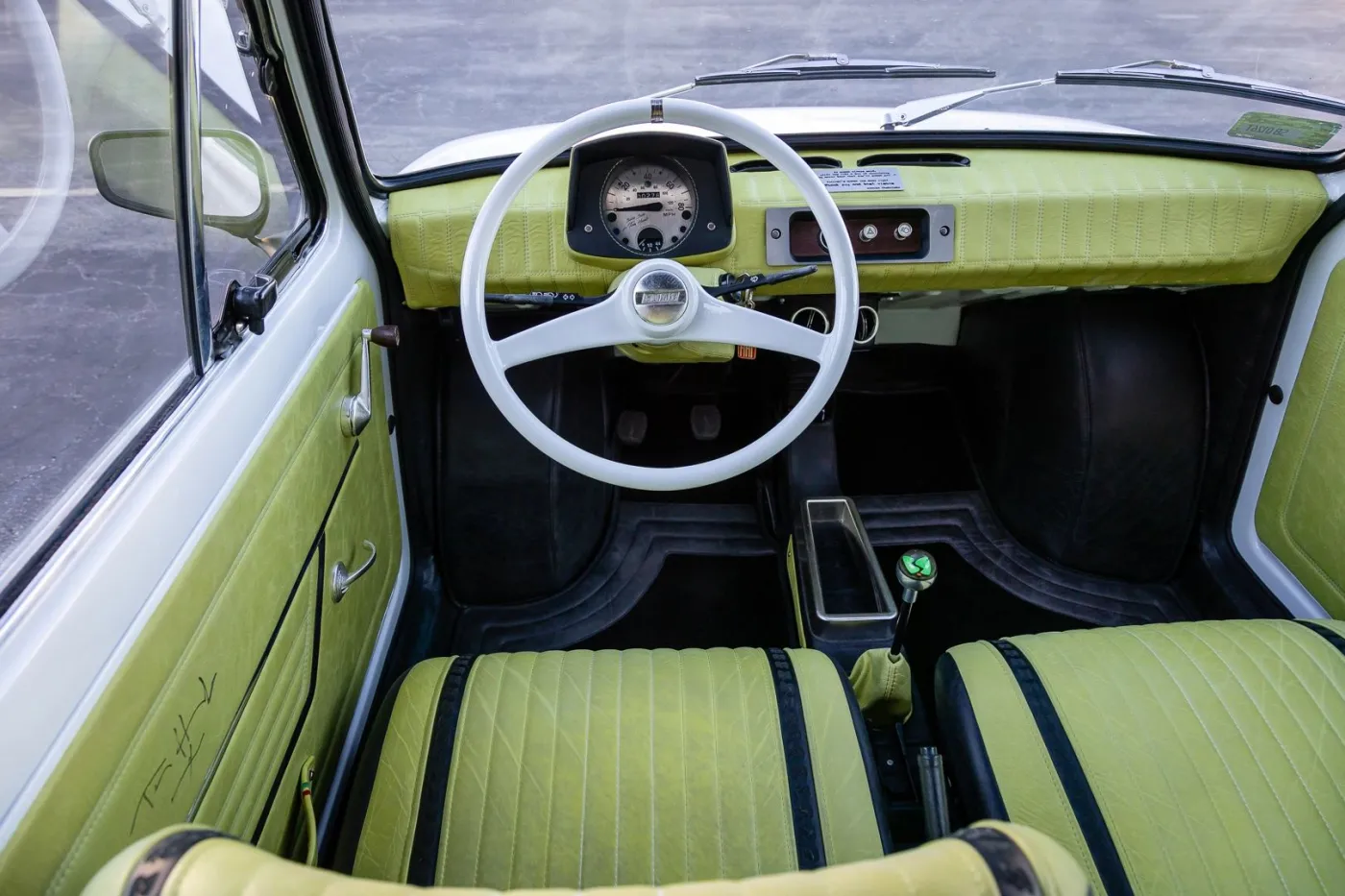 fiat-126p-ktorego-dostal-tom-hanks-sprzedany-za-niemal-360-tys-zl-37397584.jpg