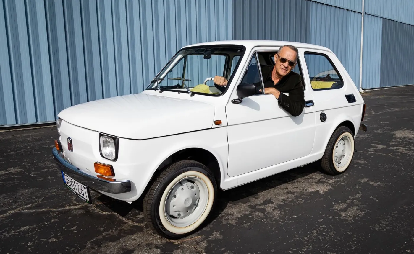 fiat-126p-ktorego-dostal-tom-hanks-sprzedany-za-niemal-360-tys-zl-37397604.jpg