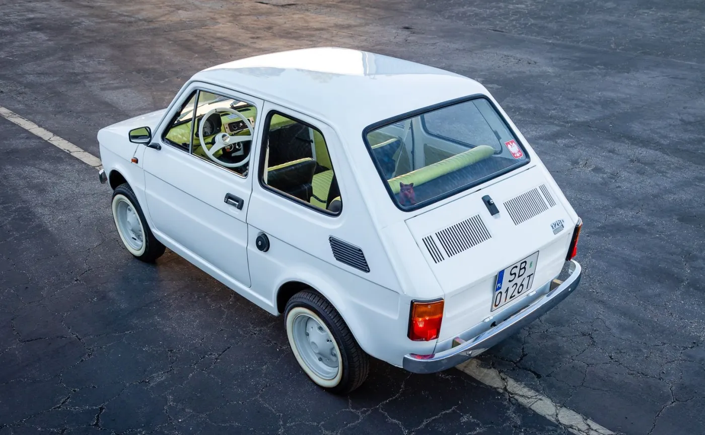 fiat-126p-ktorego-dostal-tom-hanks-sprzedany-za-niemal-360-tys-zl-37397614.jpg