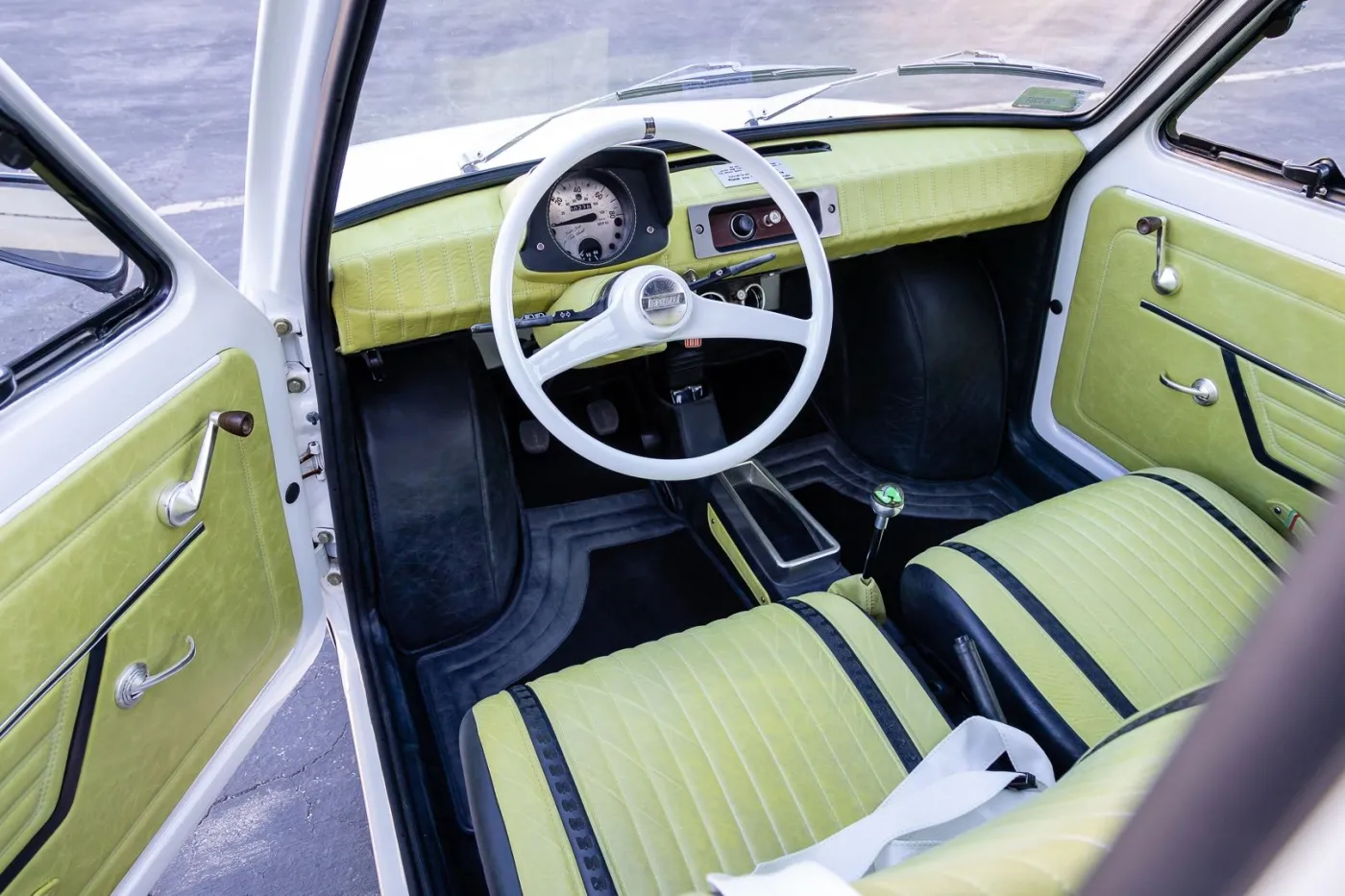 fiat-126p-ktorego-dostal-tom-hanks-sprzedany-za-niemal-360-tys-zl-37397624.jpg