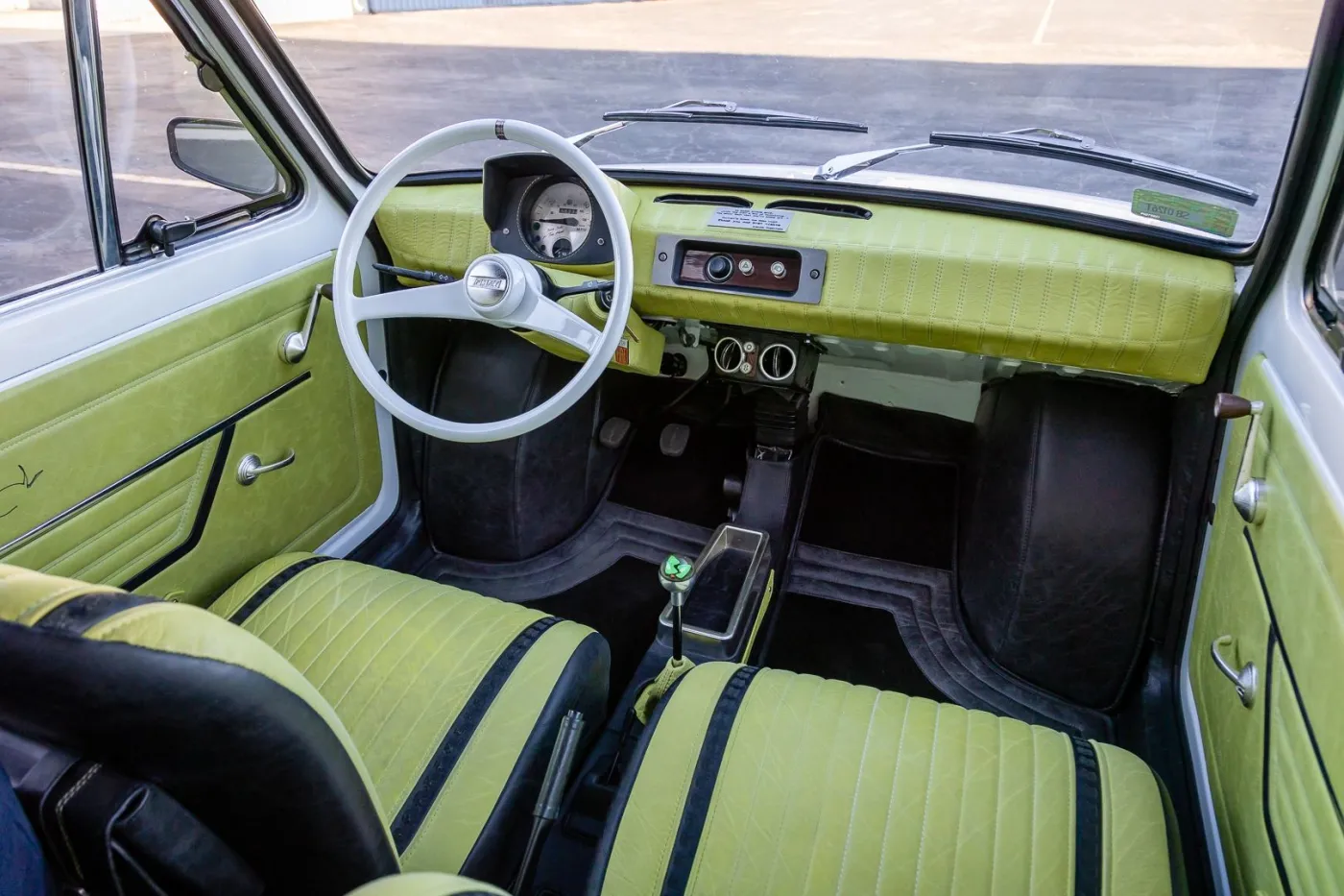 fiat-126p-ktorego-dostal-tom-hanks-sprzedany-za-niemal-360-tys-zl-37397634.jpg