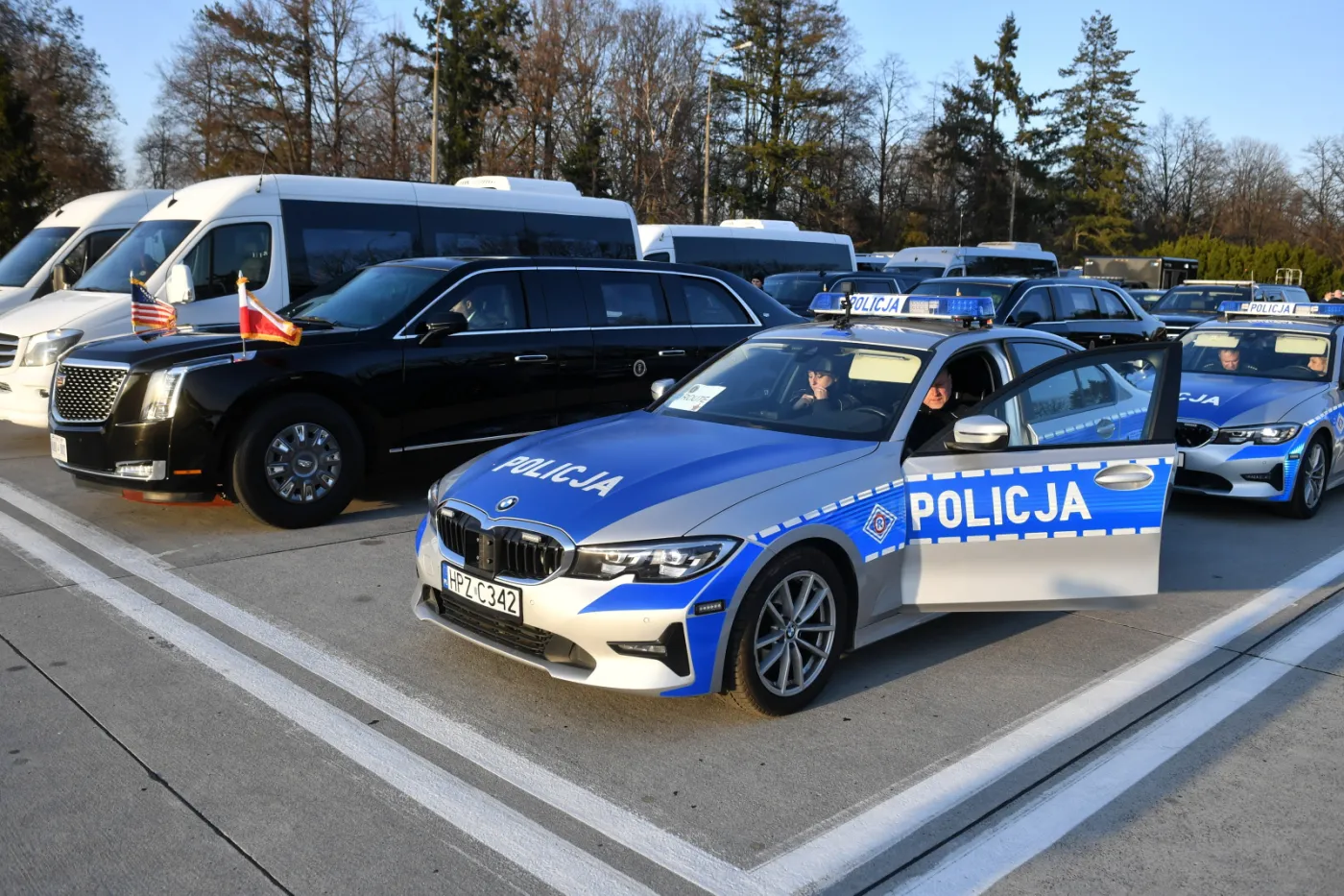 bestia-limuzyna-prezydenta-usa-joe-bidenem-na-lotnisku-w-warszawie-37412593.jpg