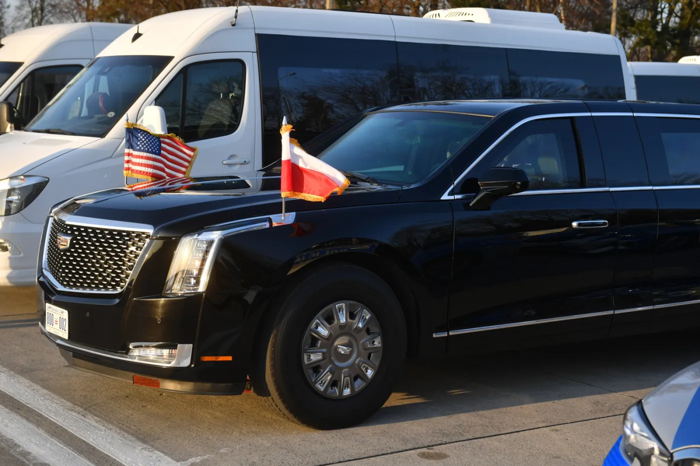 bestia-limuzyna-prezydenta-usa-joe-bidenem-na-lotnisku-w-warszawie-37412598.jpg