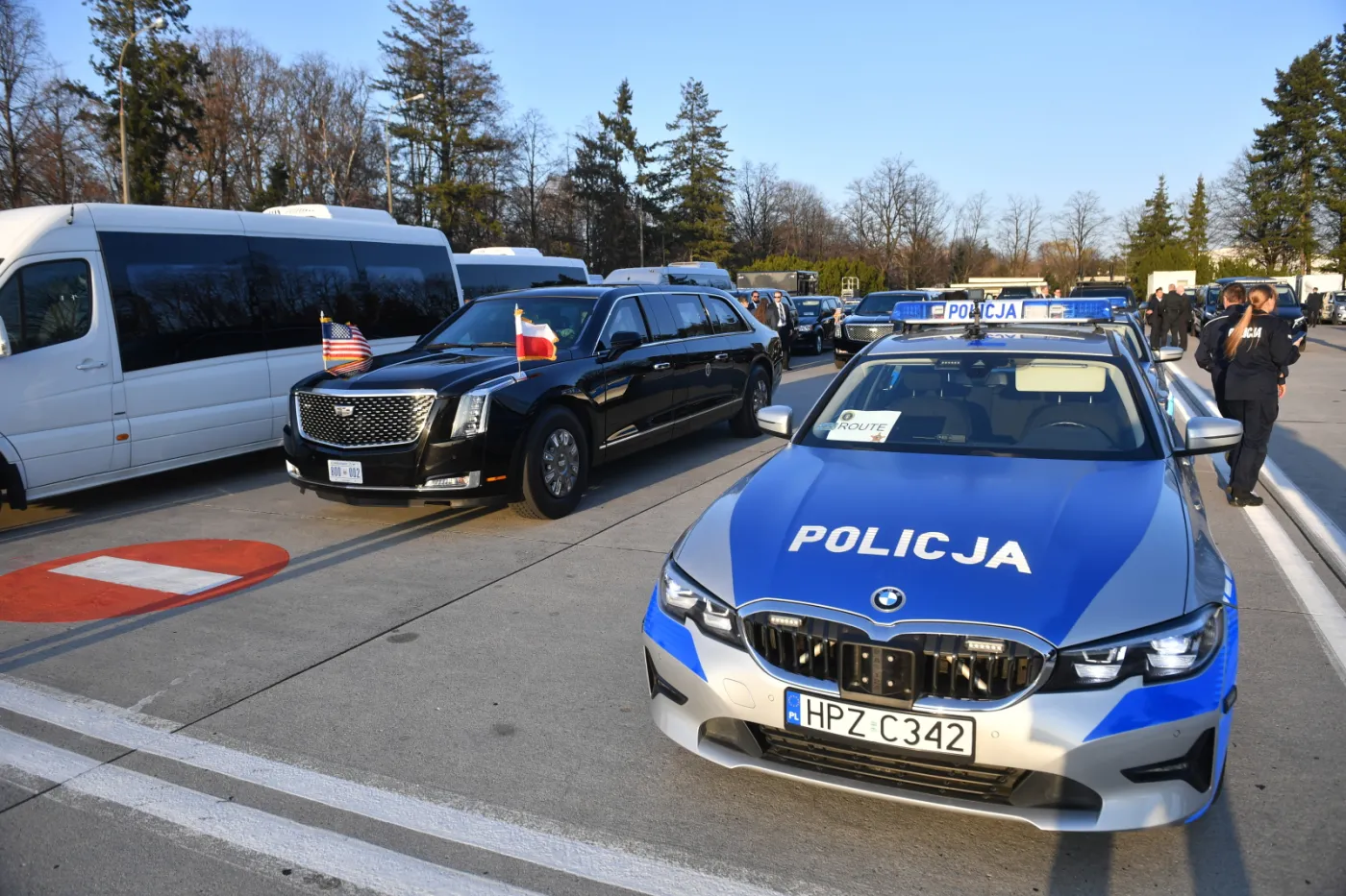 bestia-limuzyna-prezydenta-usa-joe-bidenem-na-lotnisku-w-warszawie-37412603.jpg
