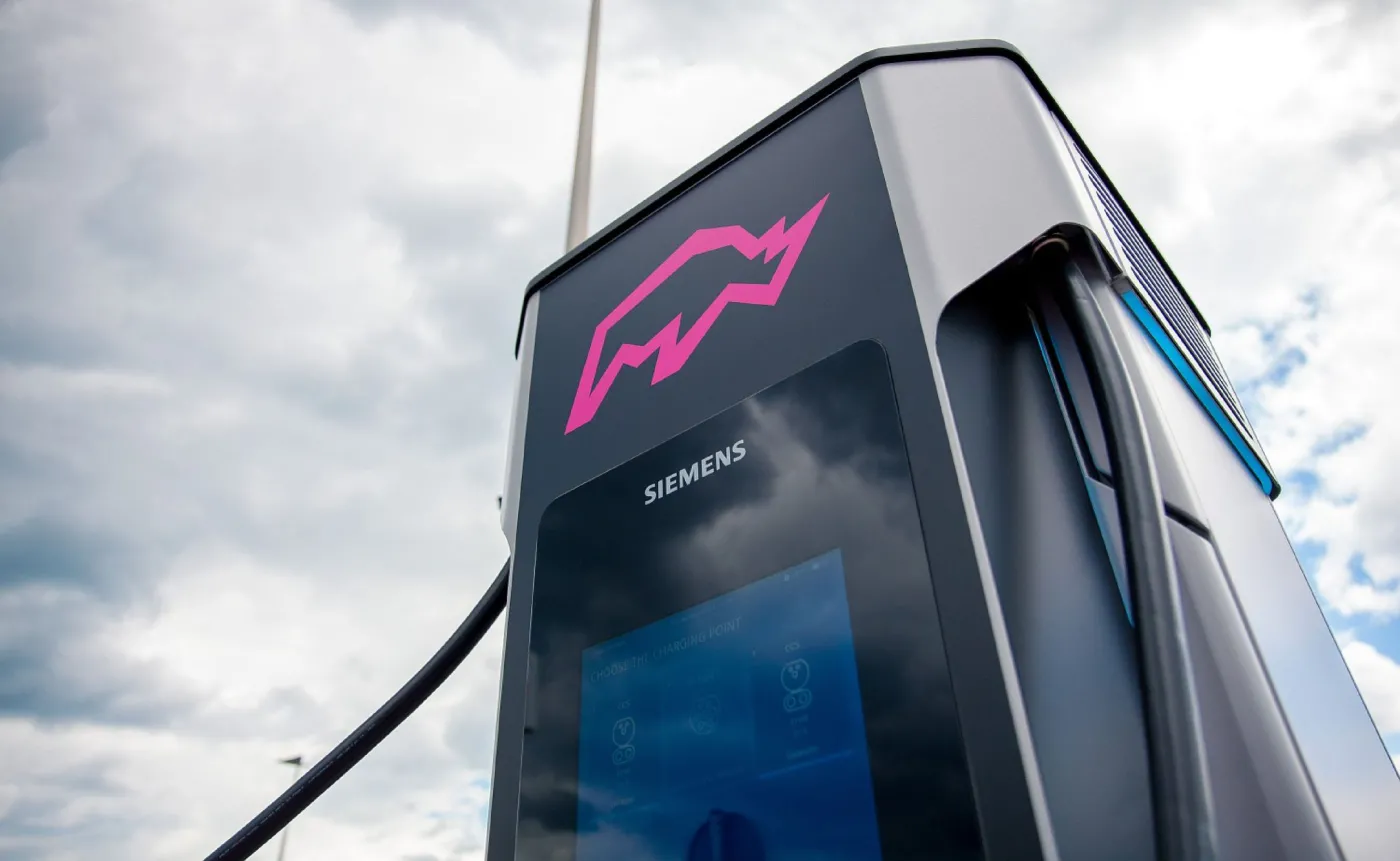 siemens-uruchomil-pierwsza-ultraszybka-ladowarke-w-sieci-publicznej-37474497.jpg