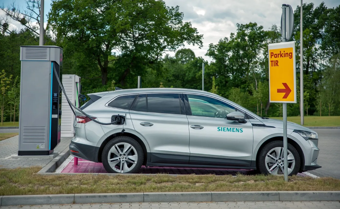 siemens-uruchomil-pierwsza-ultraszybka-ladowarke-w-sieci-publicznej-37474502.jpg