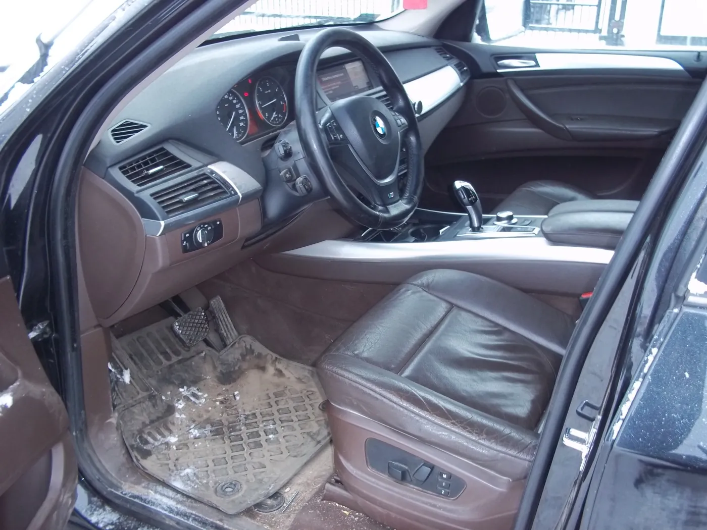 BMW X5 za pół ceny, tania Octavia z "rozrzondem" i Passat za 2 tys. zł. Takie hity sprzedaje skarbówka